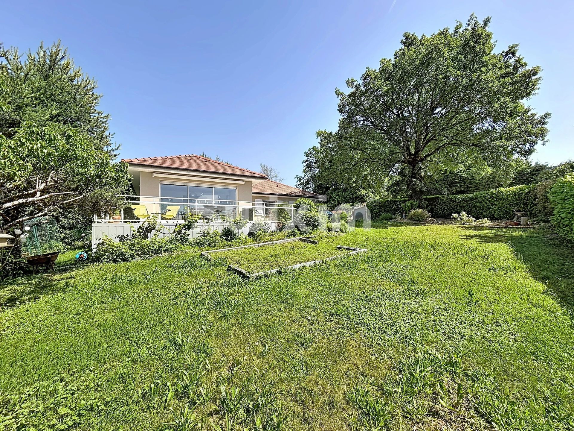 house 5 Rooms for sale on Grilly (01220)