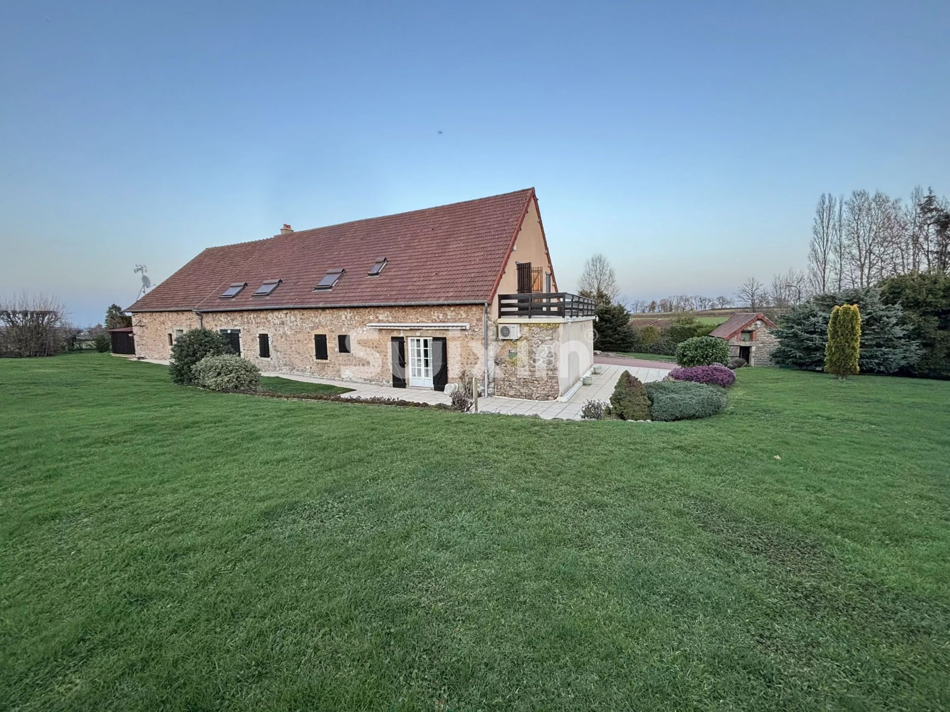 house 7 Rooms for sale on Saulieu (21210)