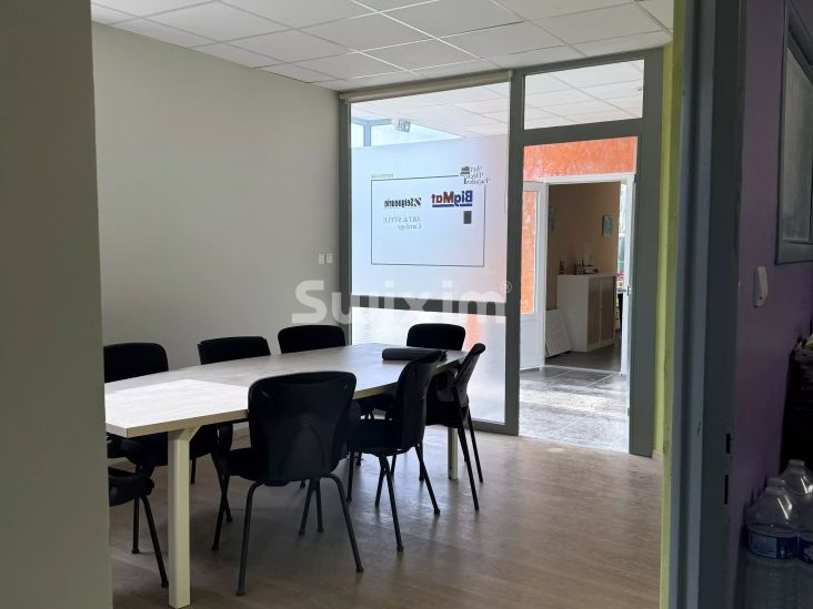 Alquiler Naves industriales Saint-Étienne-du-Bois 4&nbsp;Salas 360&nbsp;m²