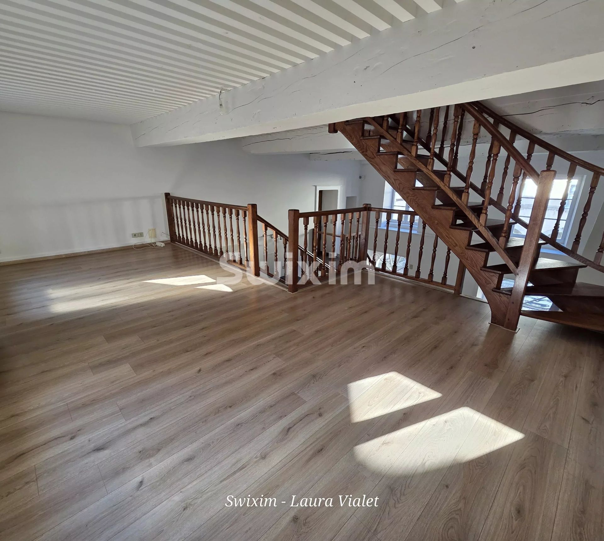 edificio 5 Salas en venta en Poligny (39800)