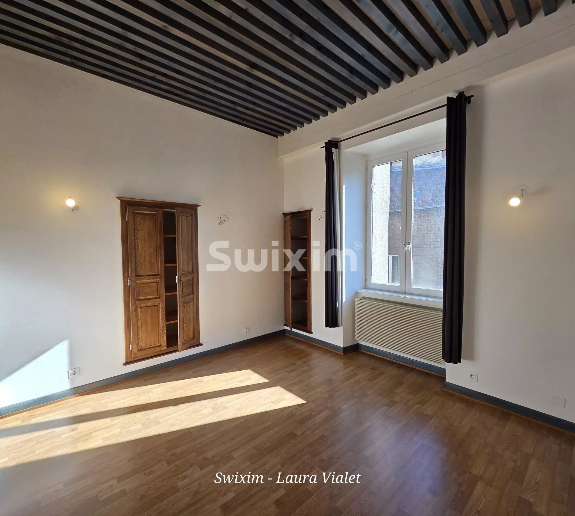edificio 5 Salas en venta en Poligny (39800)