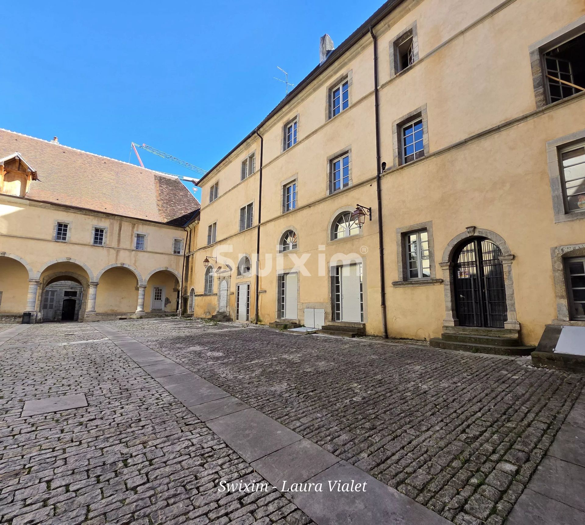 edificio 5 Salas en venta en Poligny (39800)