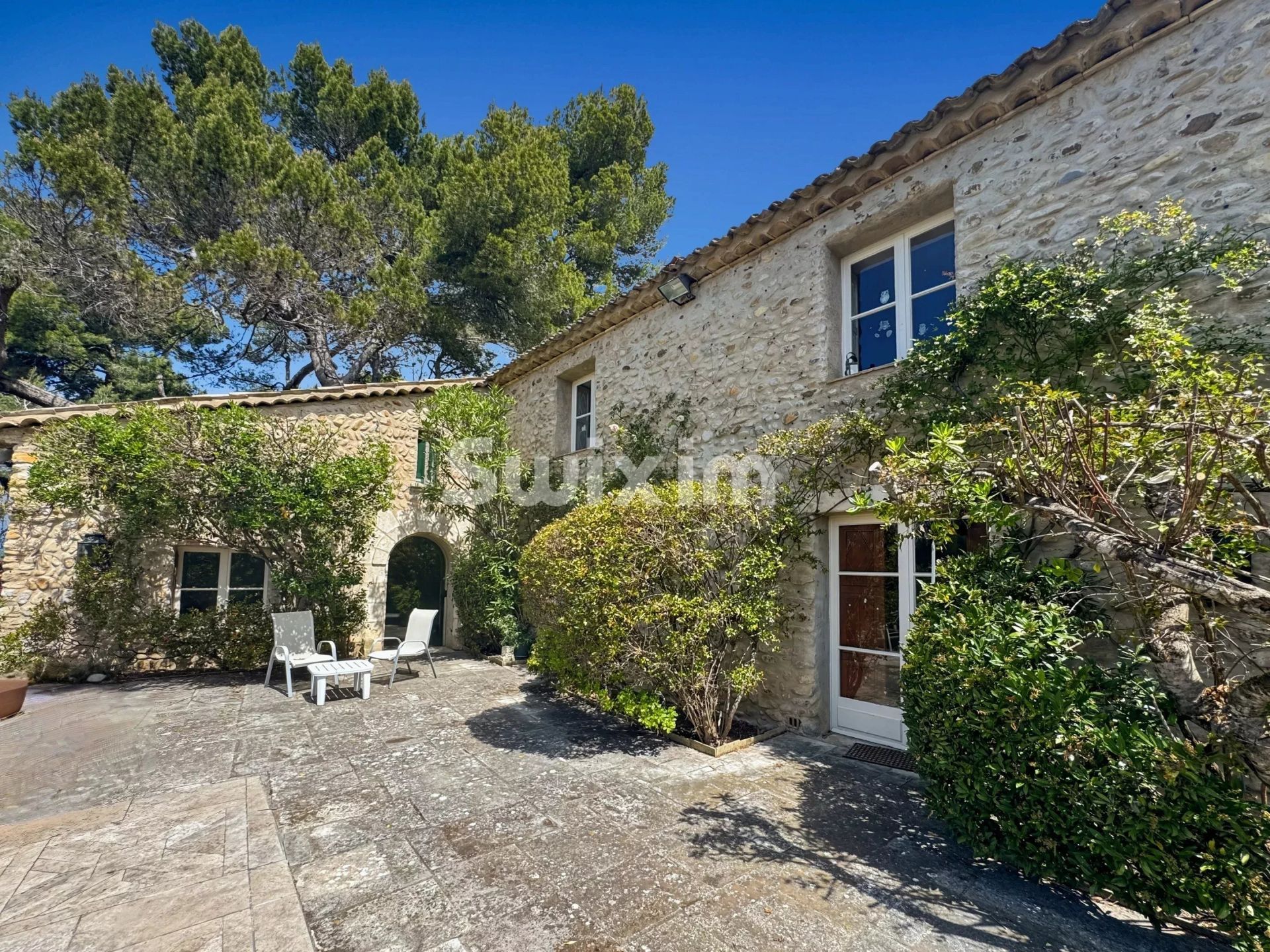 propriété 20 Pièces en vente sur Entrevennes (04700)