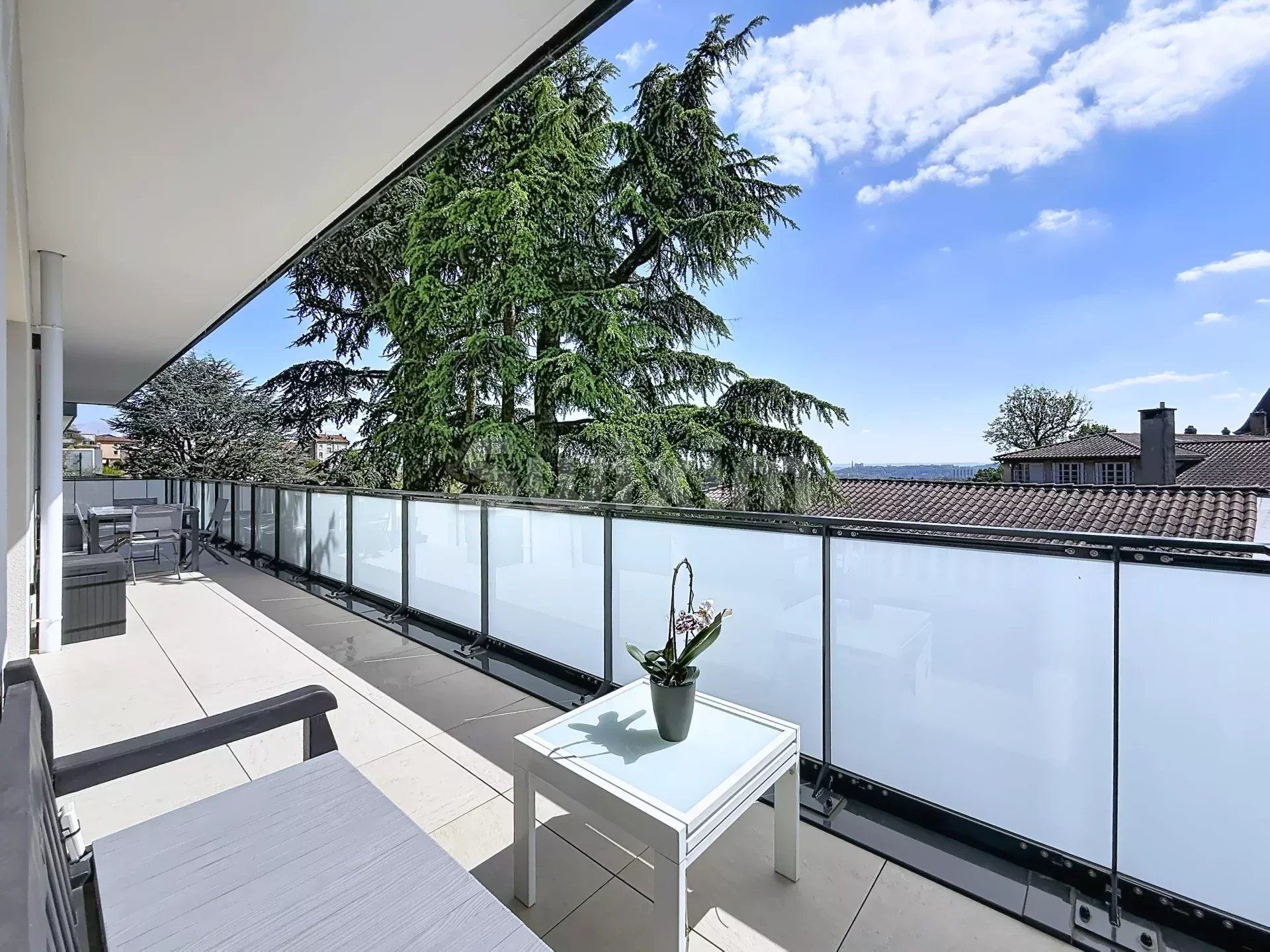 apartment 4 Rooms for sale on Saint-Didier-au-Mont-d'Or (69370)