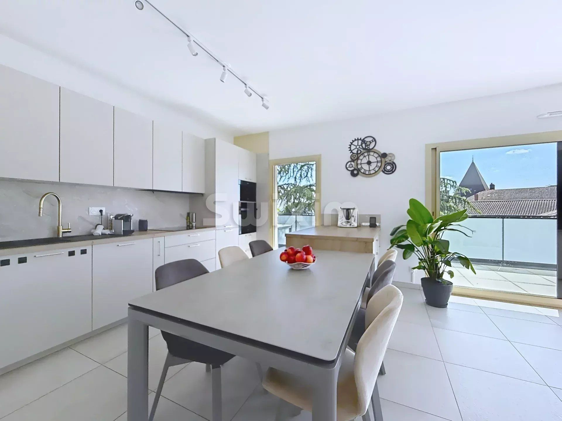apartment 4 Rooms for sale on Saint-Didier-au-Mont-d'Or (69370)