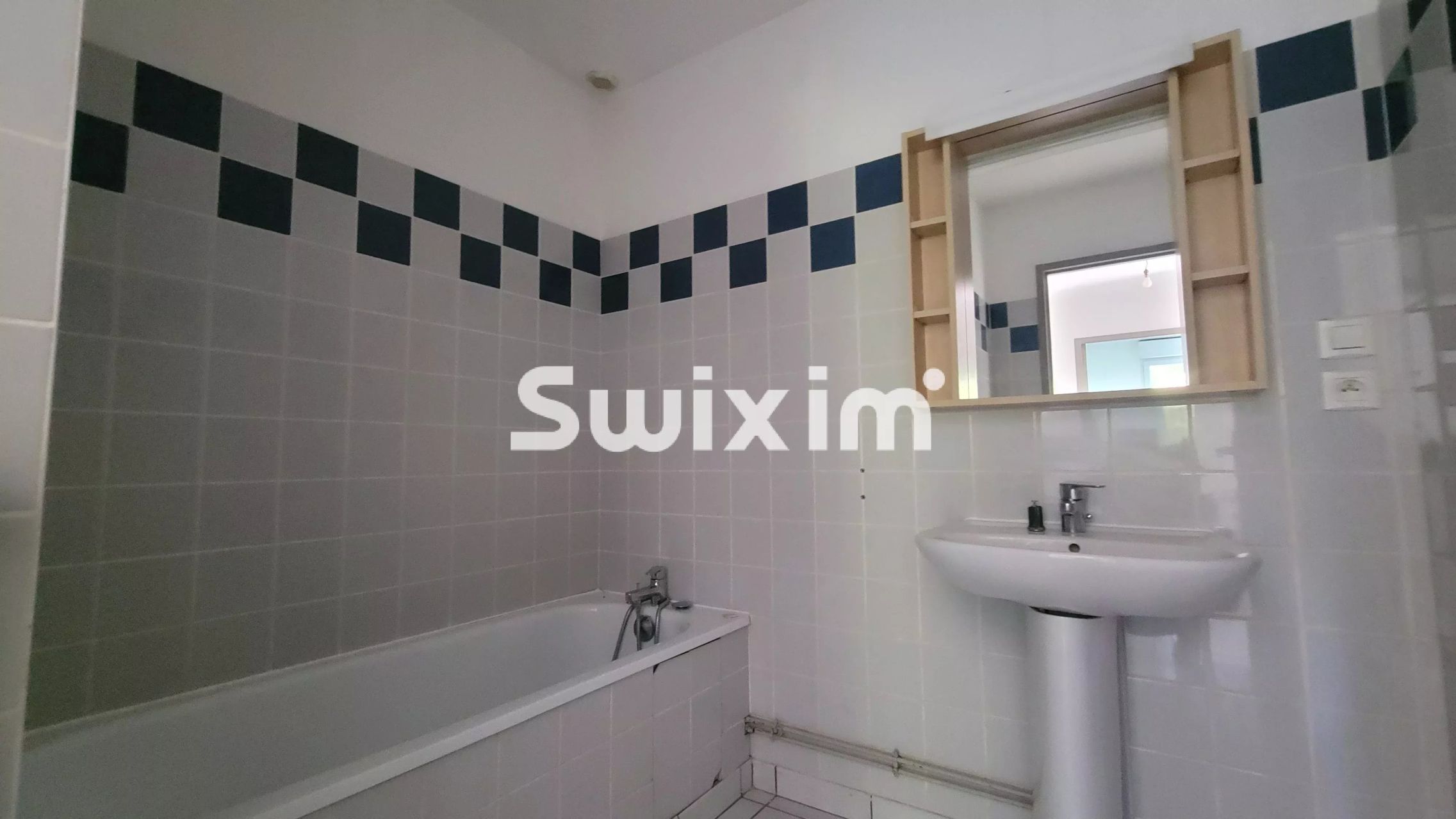 house 5 Rooms for sale on Lons-le-Saunier (39000)