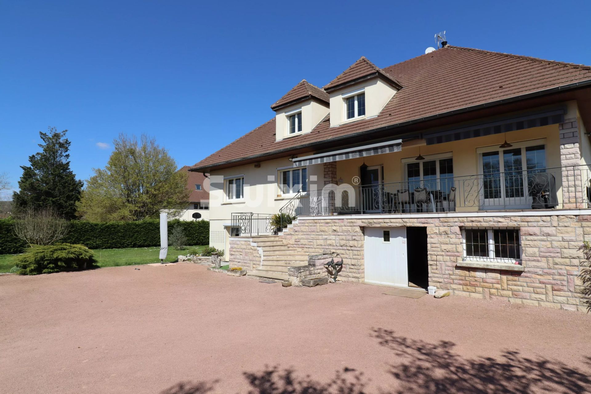 propriété 10 Pièces en vente sur Fontaines (71150)