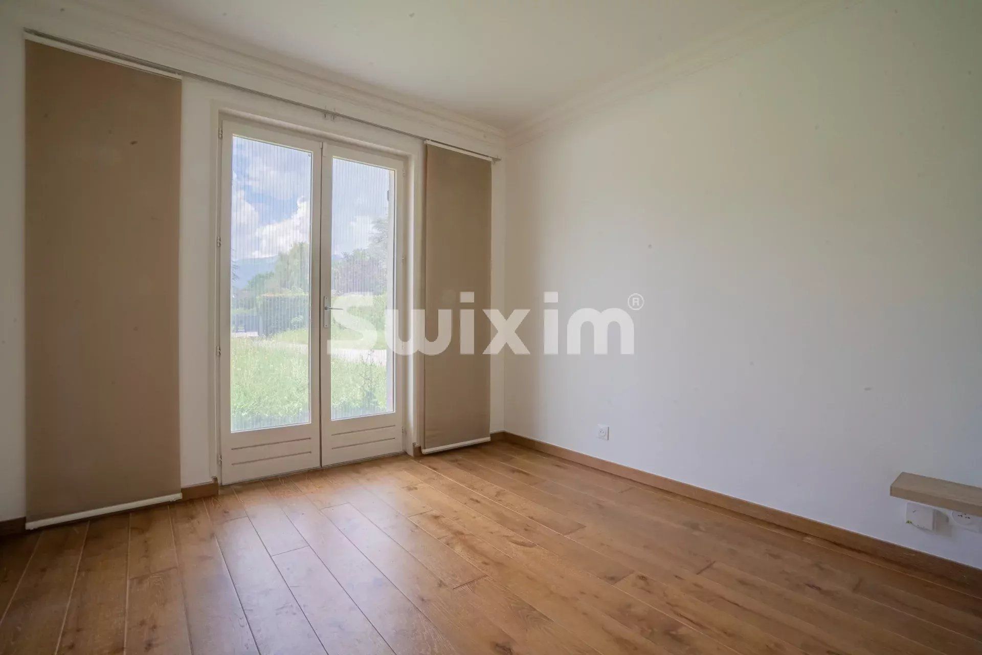 house 8 Rooms for sale on Cessy (01170)