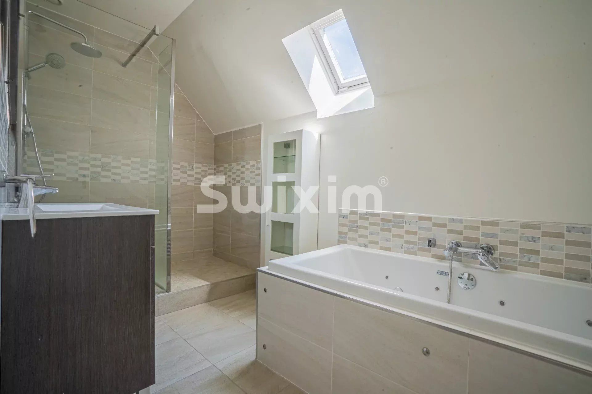 house 8 Rooms for sale on Cessy (01170)
