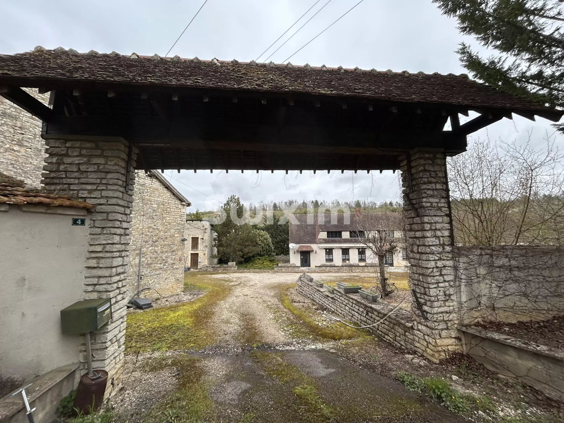 house 9 Rooms for sale on Joux-la-Ville (89440)