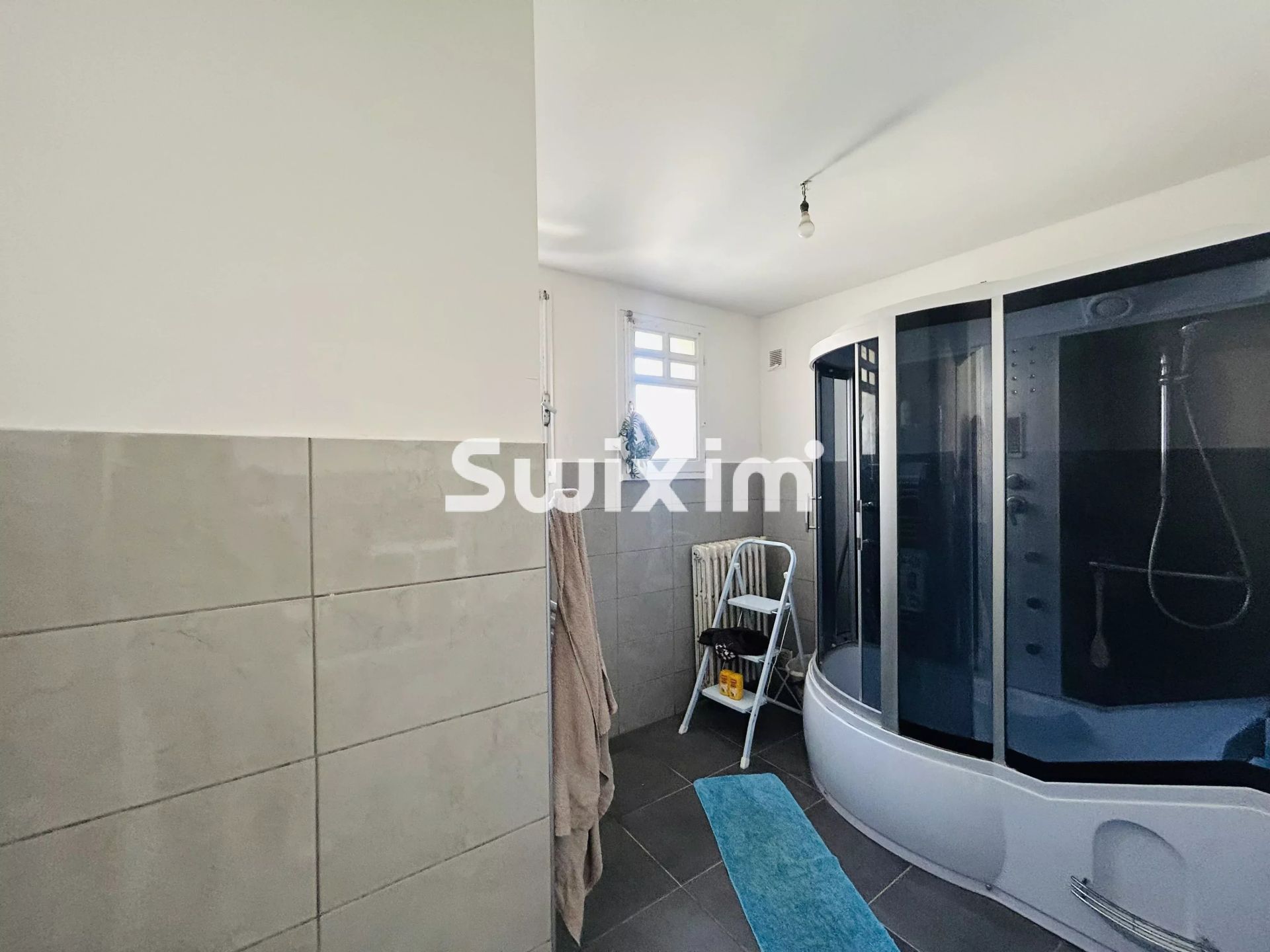 house 6 Rooms for sale on Lons-le-Saunier (39000)