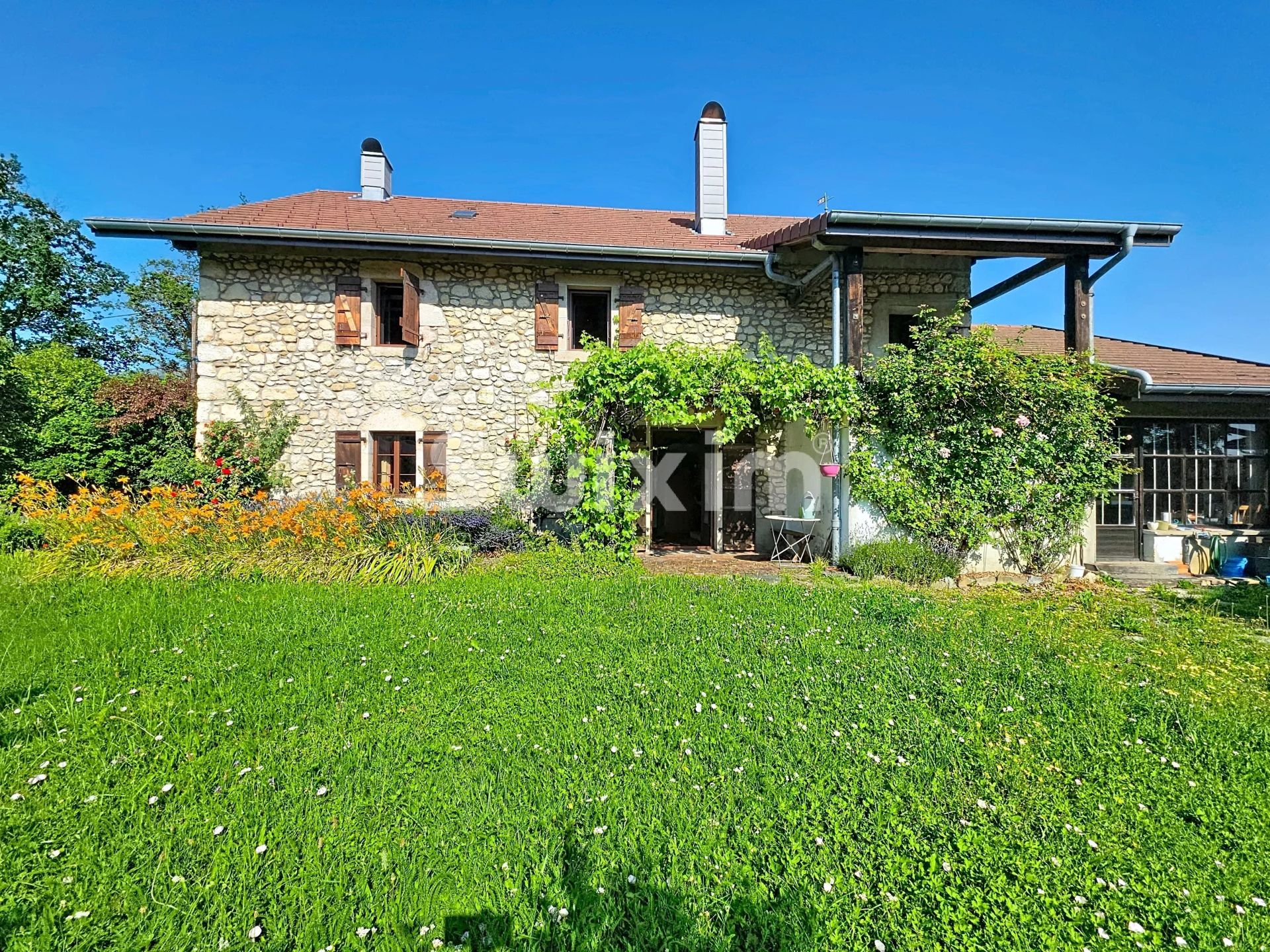 house 6 Rooms for sale on Échenevex (01170)