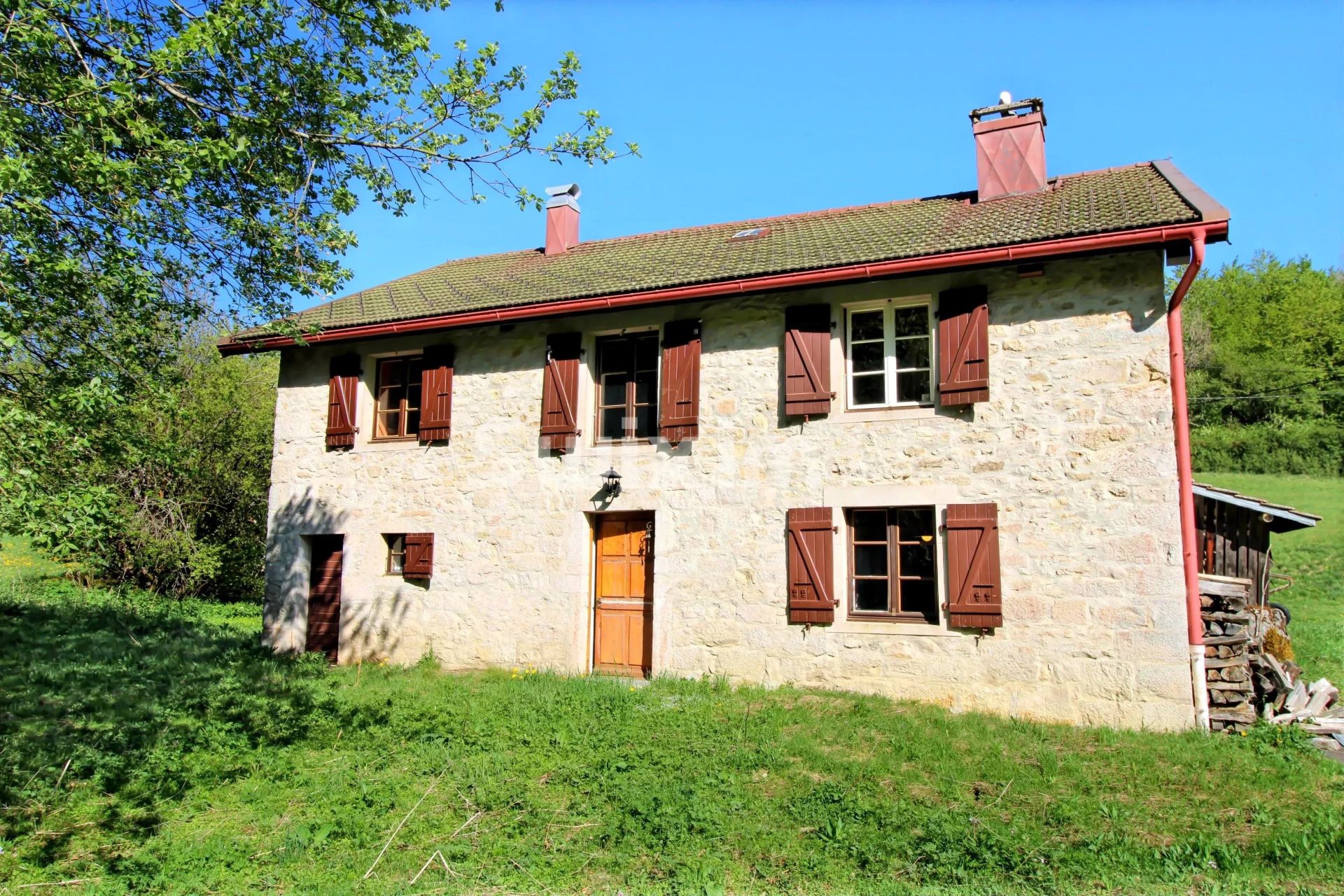 house 6 Rooms for sale on Longchaumois (39400)