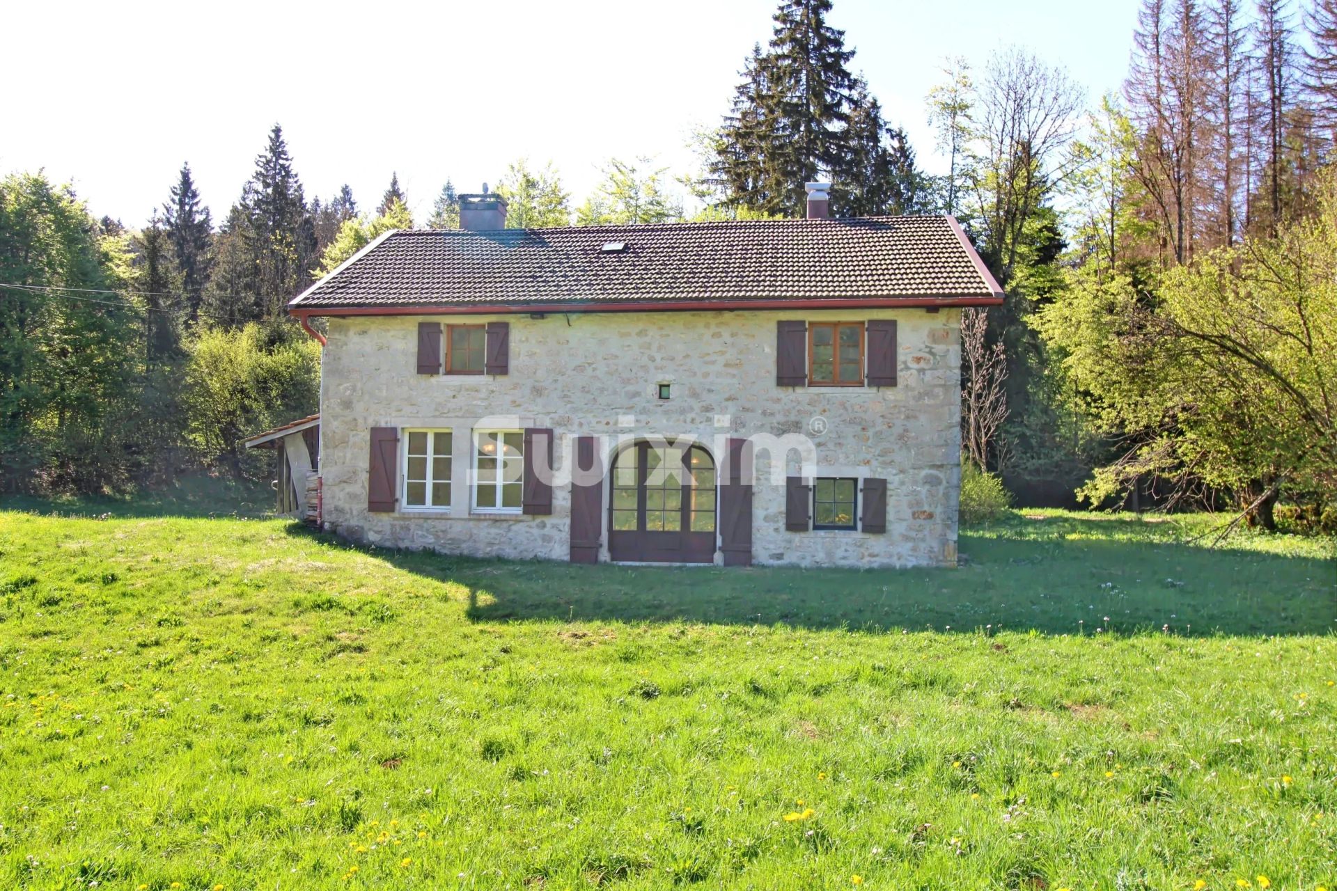house 6 Rooms for sale on Longchaumois (39400)