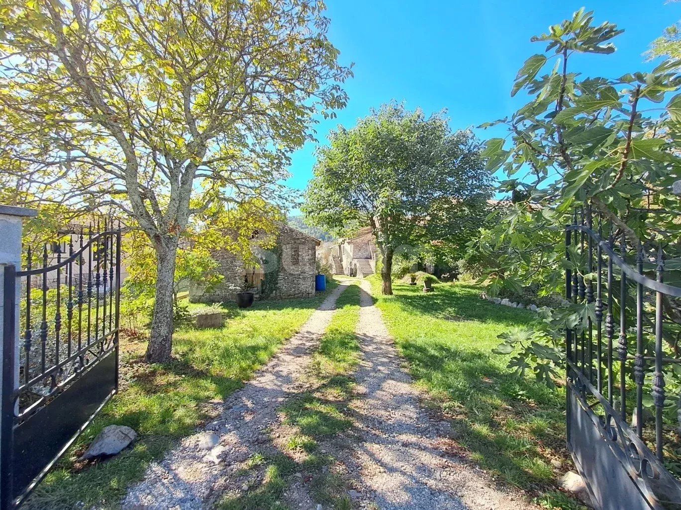 house 6 Rooms for sale on Courry (30500)
