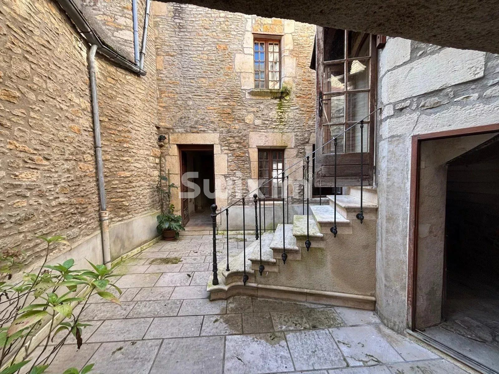 house 12 Rooms for sale on L'Isle-sur-Serein (89440)