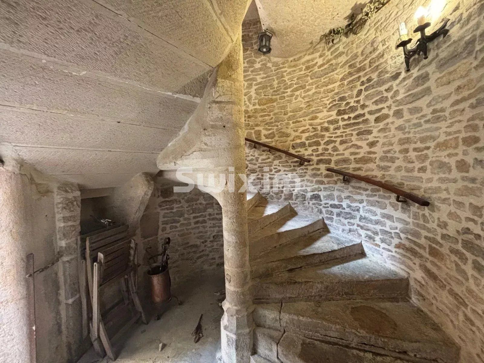 house 12 Rooms for sale on L'Isle-sur-Serein (89440)