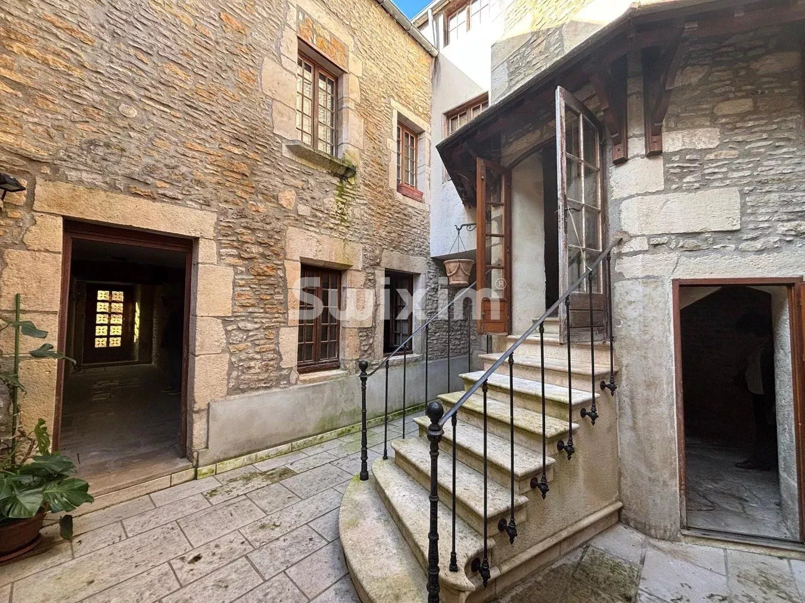 house 12 Rooms for sale on L'Isle-sur-Serein (89440)