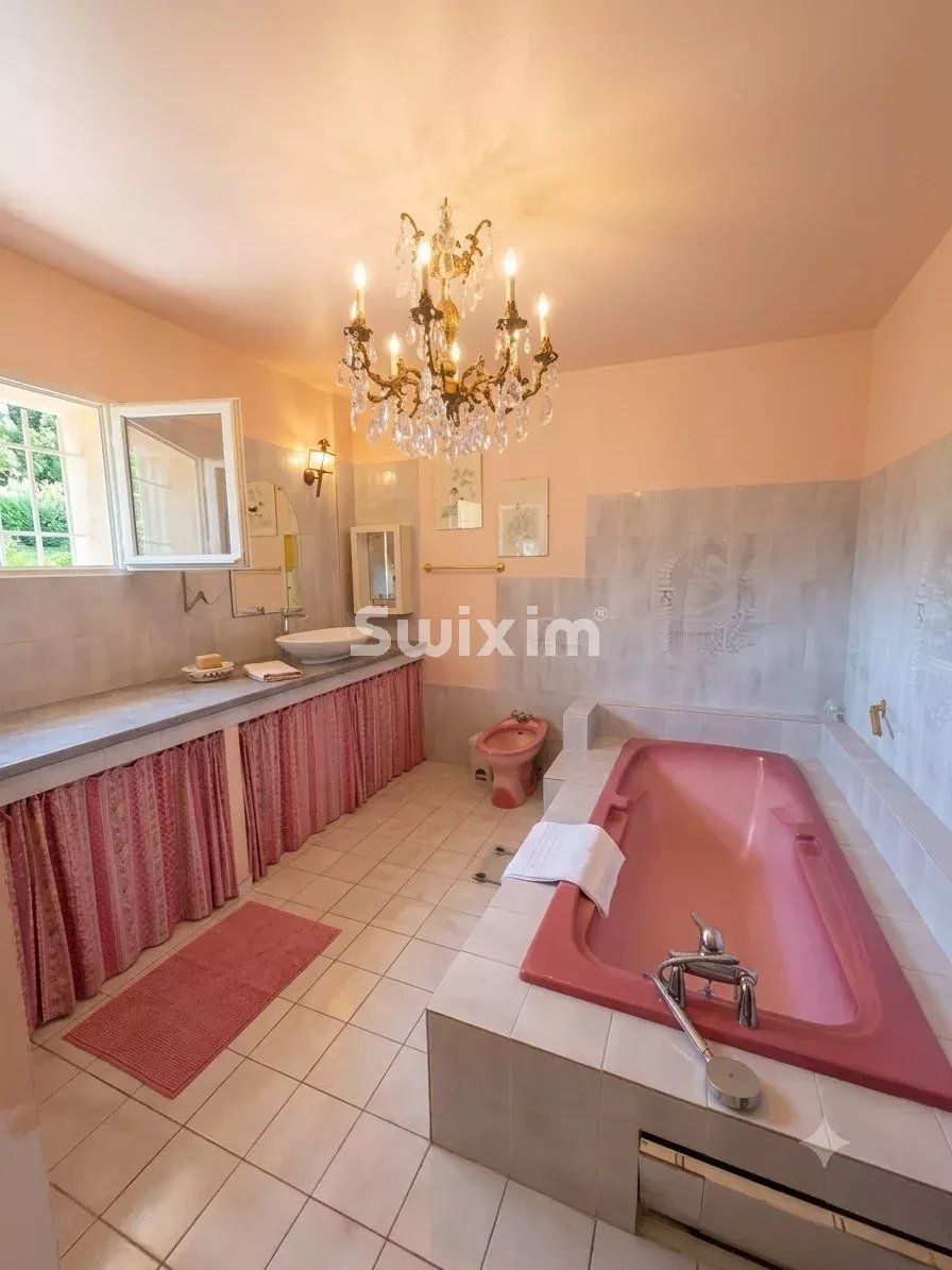 house 6 Rooms for sale on La Croix-Valmer (83420)