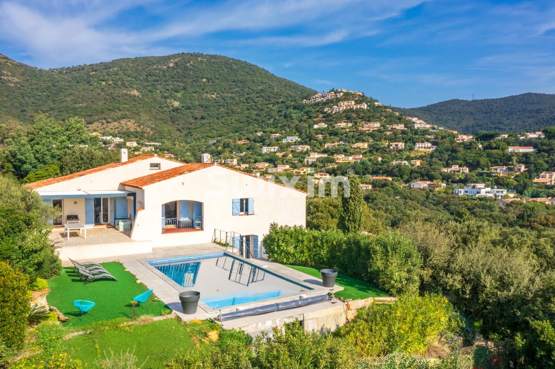 villa 6 Rooms for sale on Cavalaire-sur-Mer (83240)