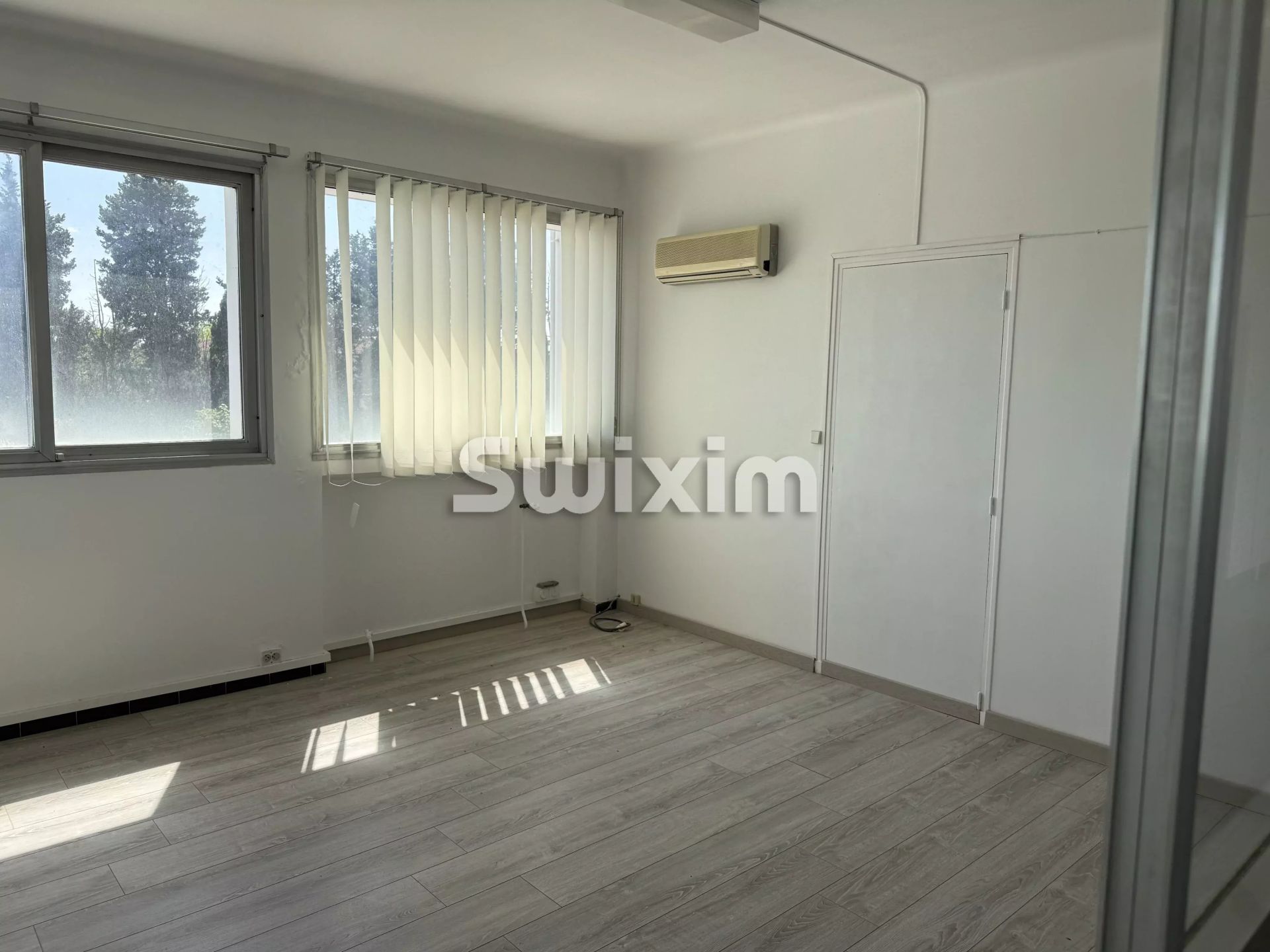 locale professionale 4 Camere in affitto su Orange (84100)
