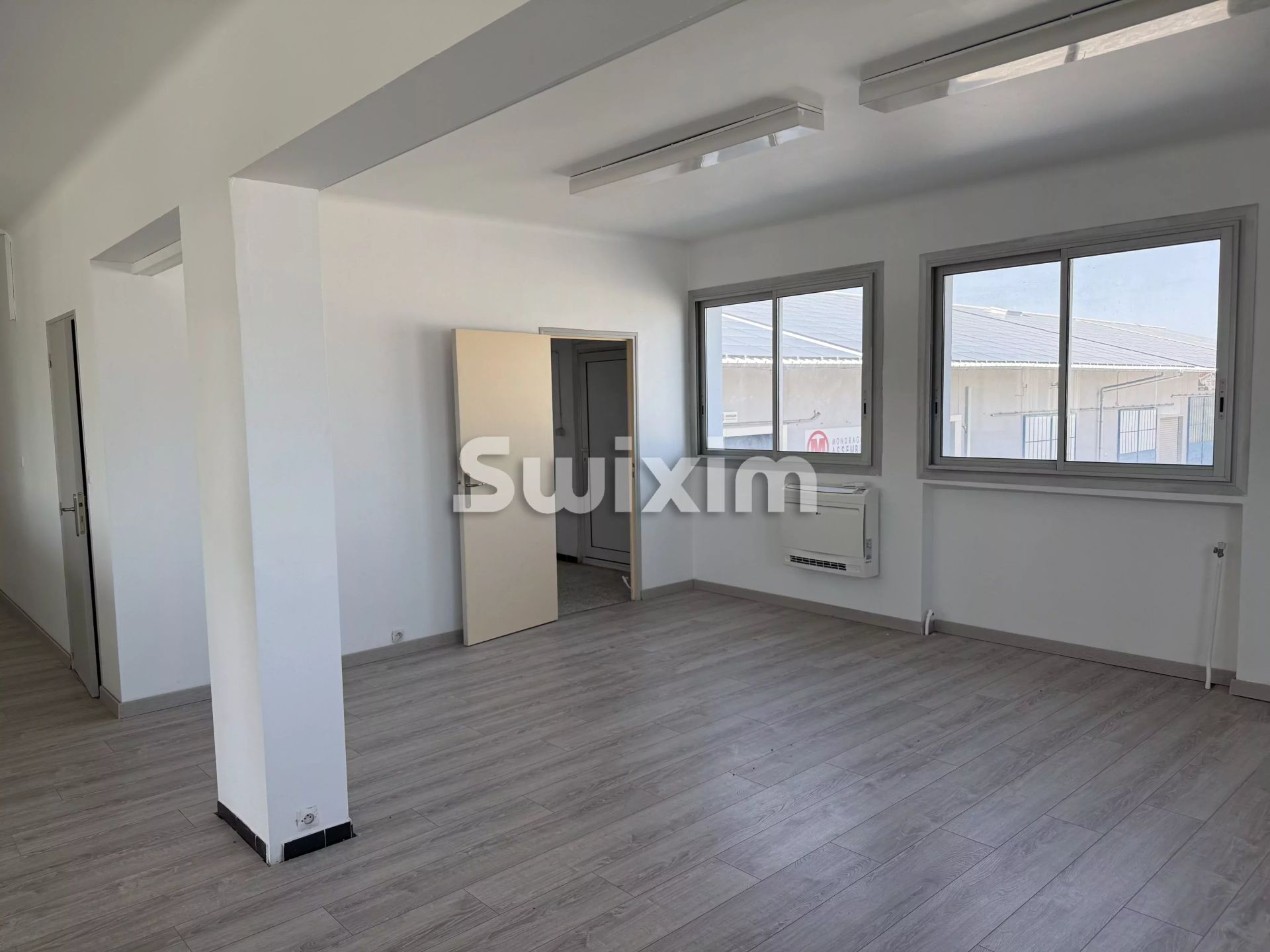 locale professionale 4 Camere in affitto su Orange (84100)