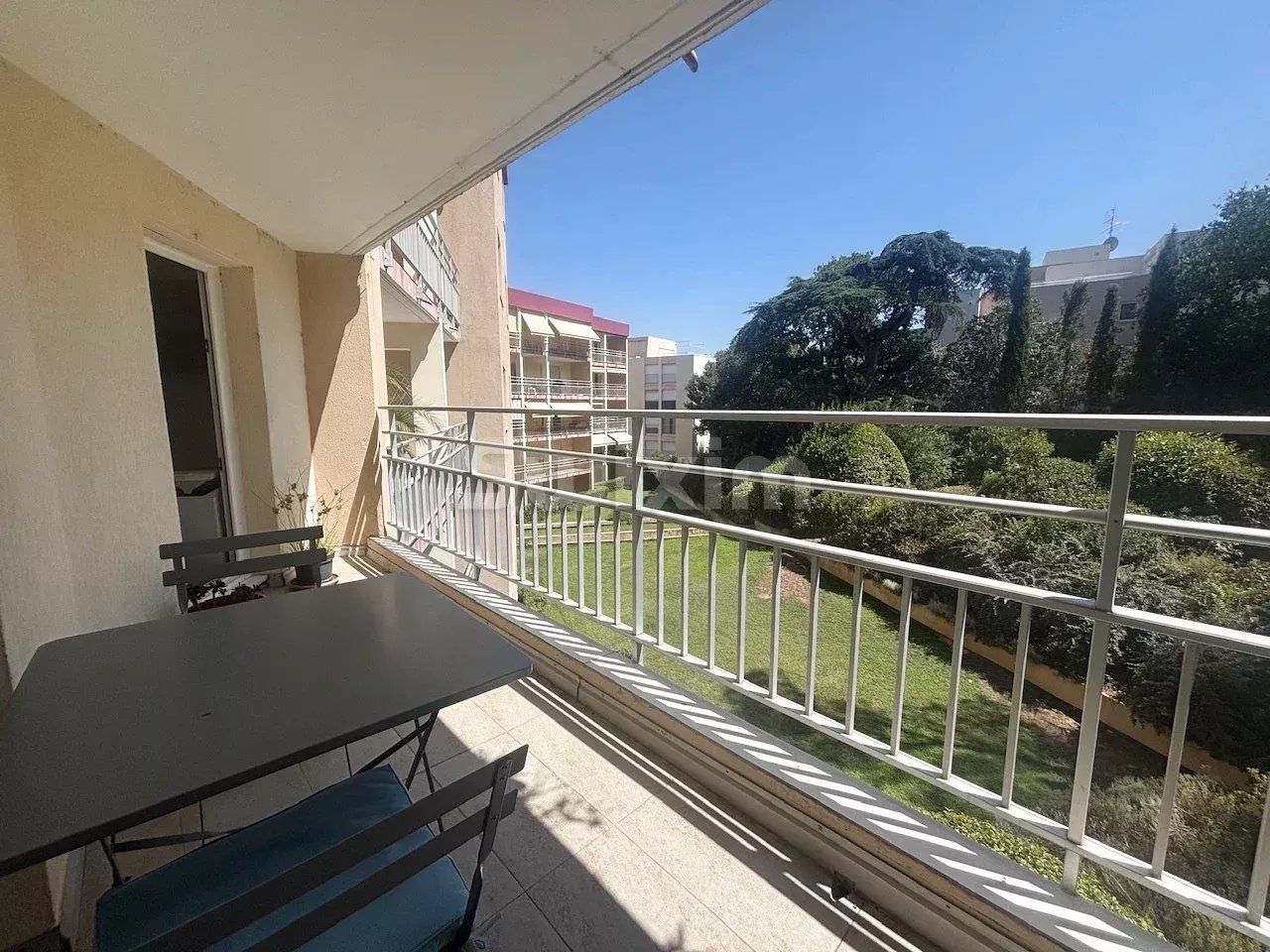 apartment 4 Rooms for sale on Nîmes (30900)