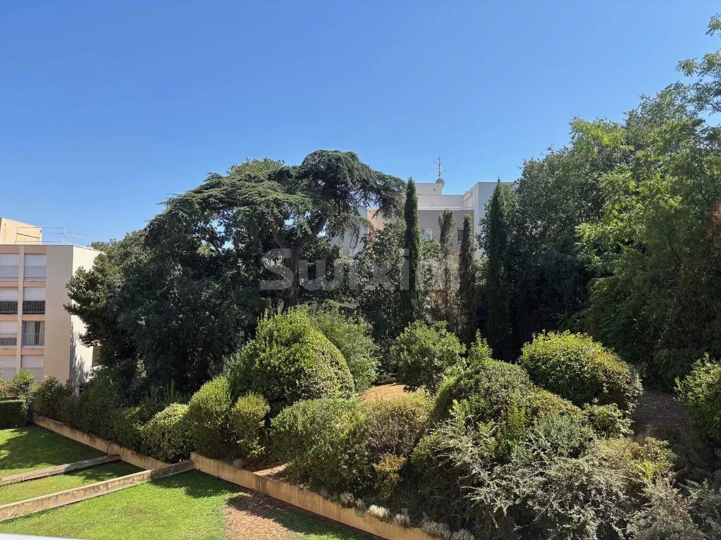 apartment 4 Rooms for sale on Nîmes (30900)
