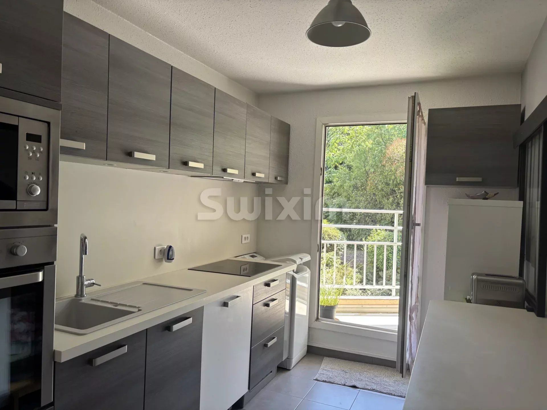 apartment 4 Rooms for sale on Nîmes (30900)