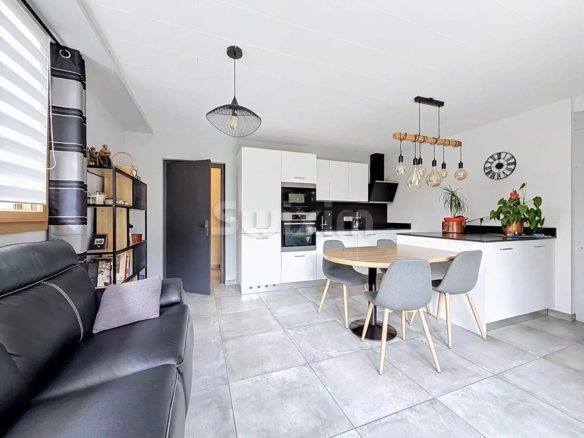 house 10 Rooms for sale on Passy (74190)