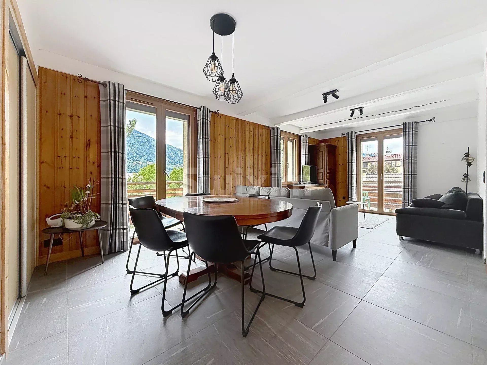 house 10 Rooms for sale on Passy (74190)