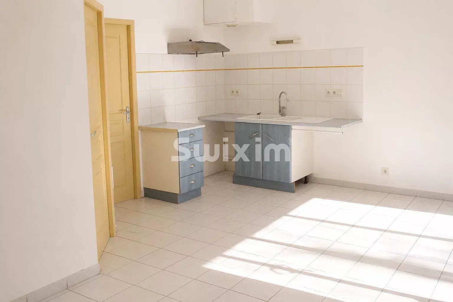 building 11 Rooms for sale on Richerenches (84600)