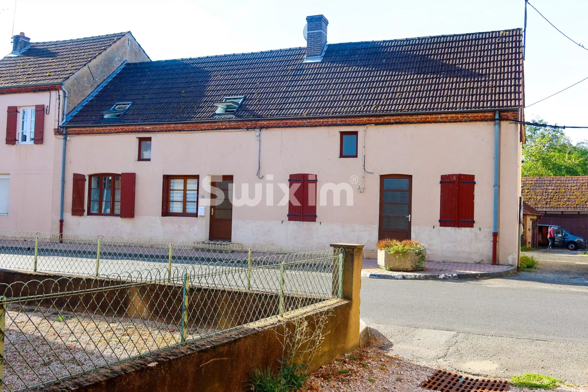 house 7 Rooms for sale on Louhans (71500)