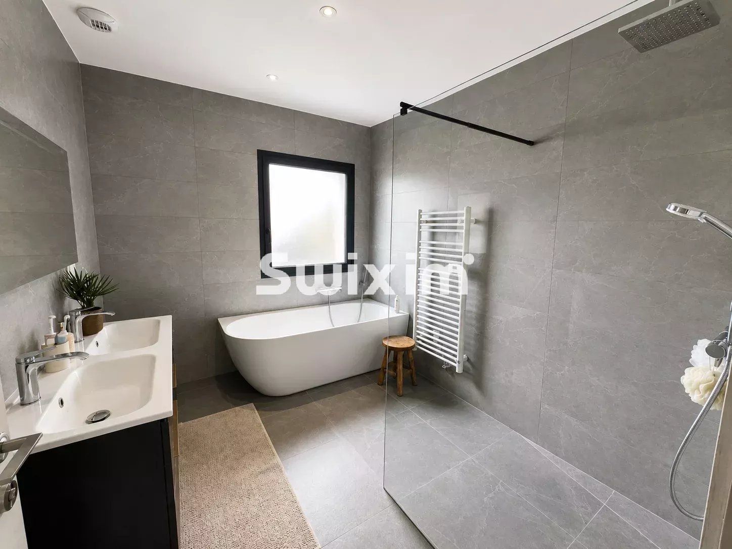 house 7 Rooms for sale on Lons-le-Saunier (39000)