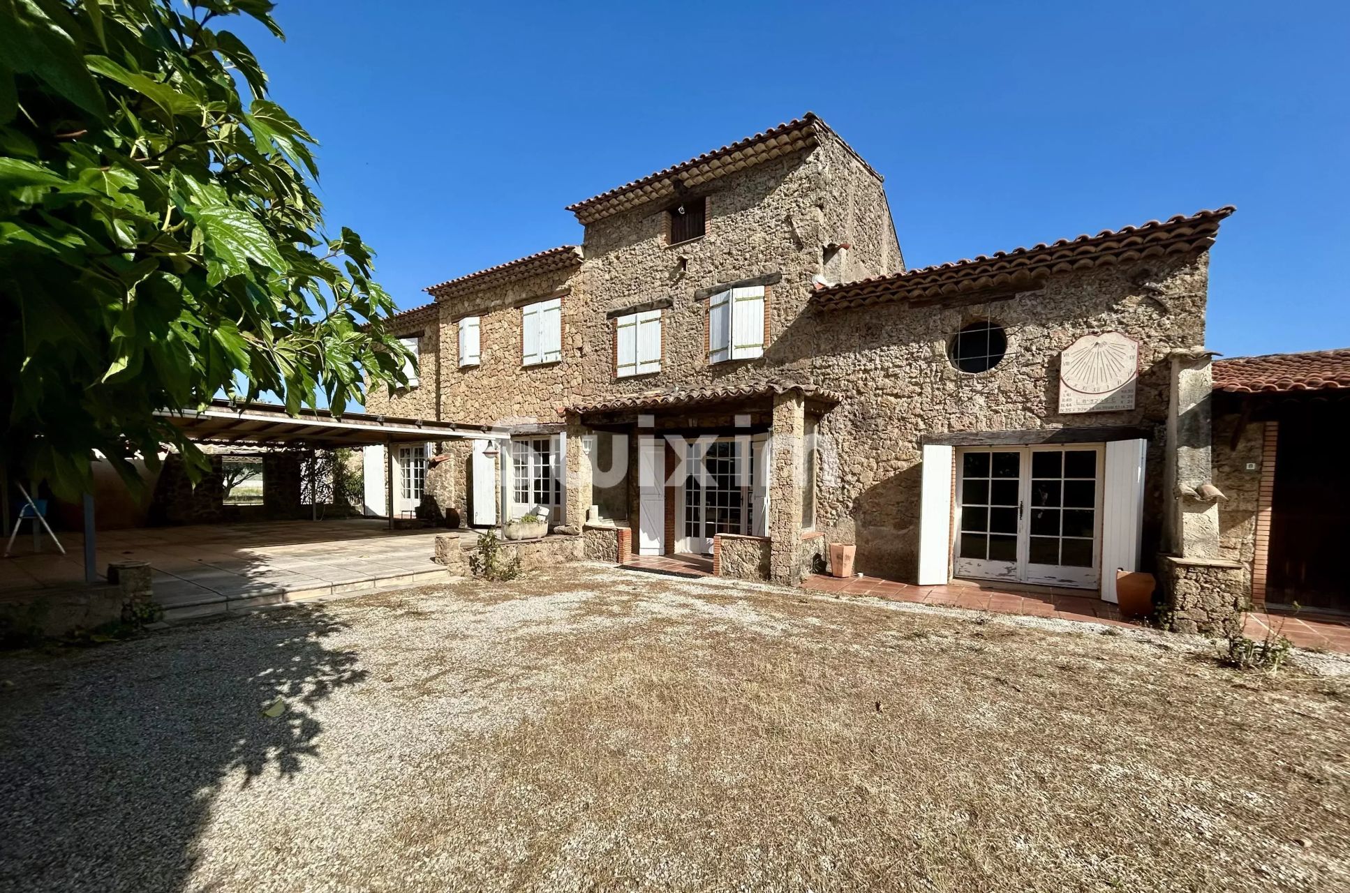 bastida 15 Salas en venta en La Motte (83920)