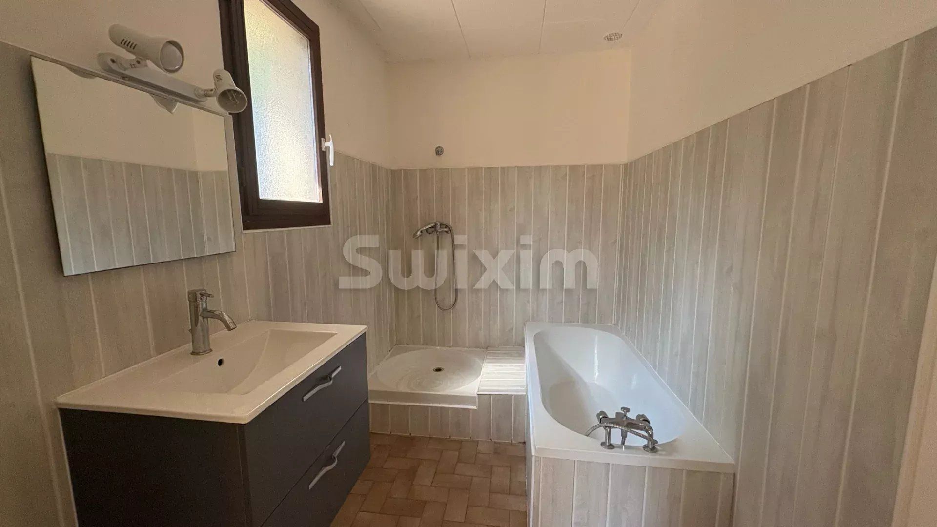 house 6 Rooms for sale on Alès (30100)