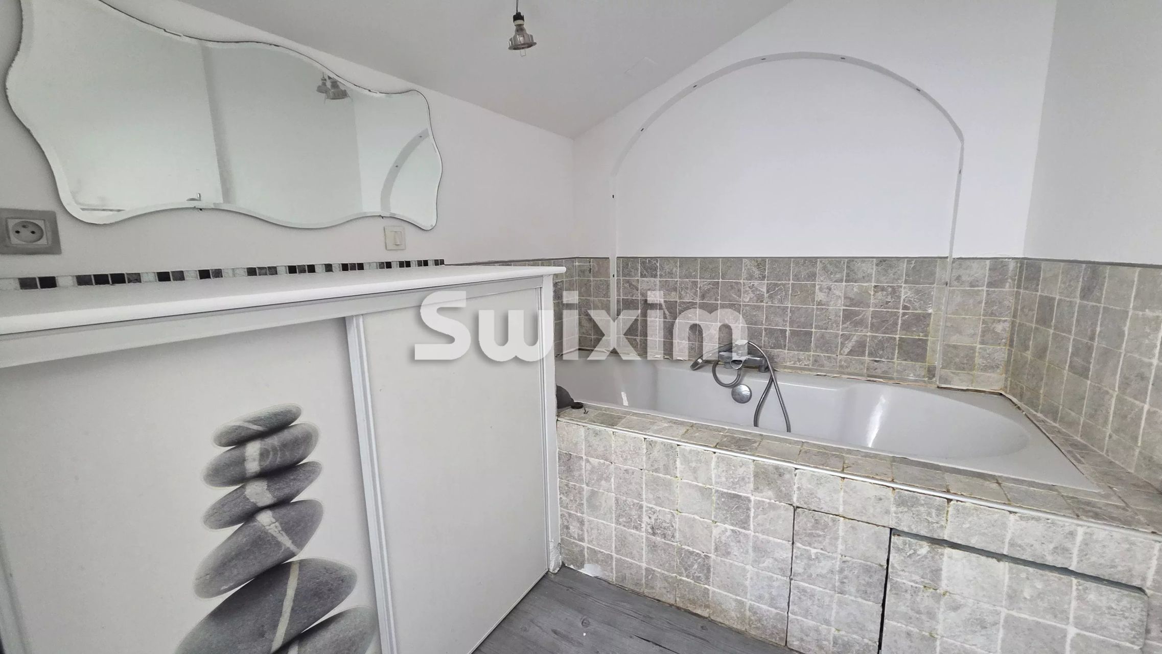 building 6 Rooms for sale on Orange (84100)
