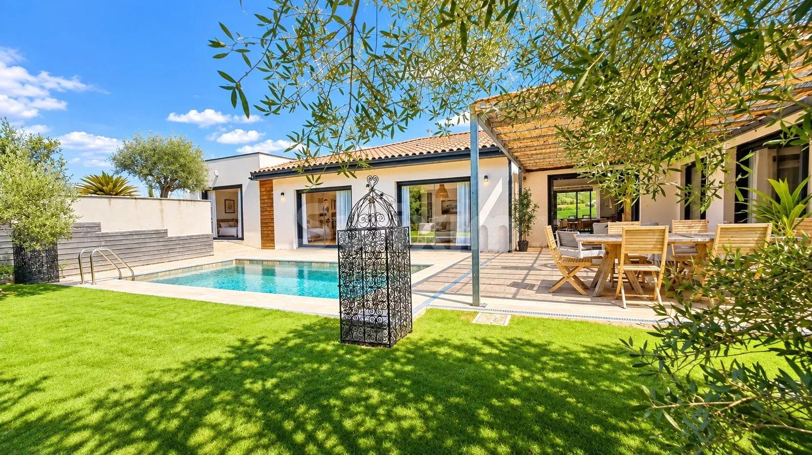 villa 8 Rooms for sale on Goudargues (30630)