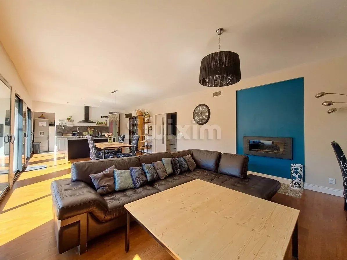 villa 8 Rooms for sale on Vallon-Pont-d'Arc (07150)