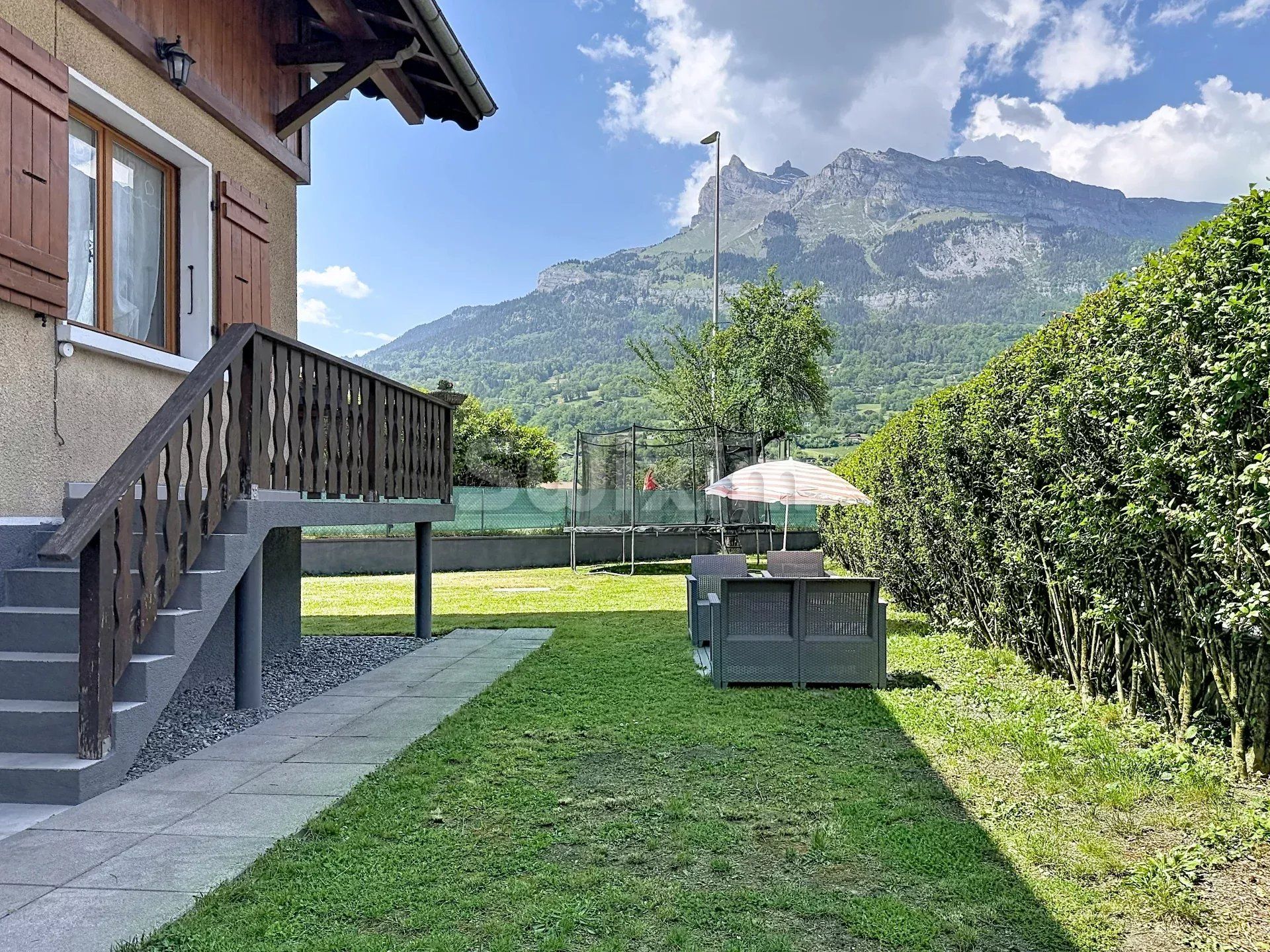 house 6 Rooms for sale on Passy (74190)