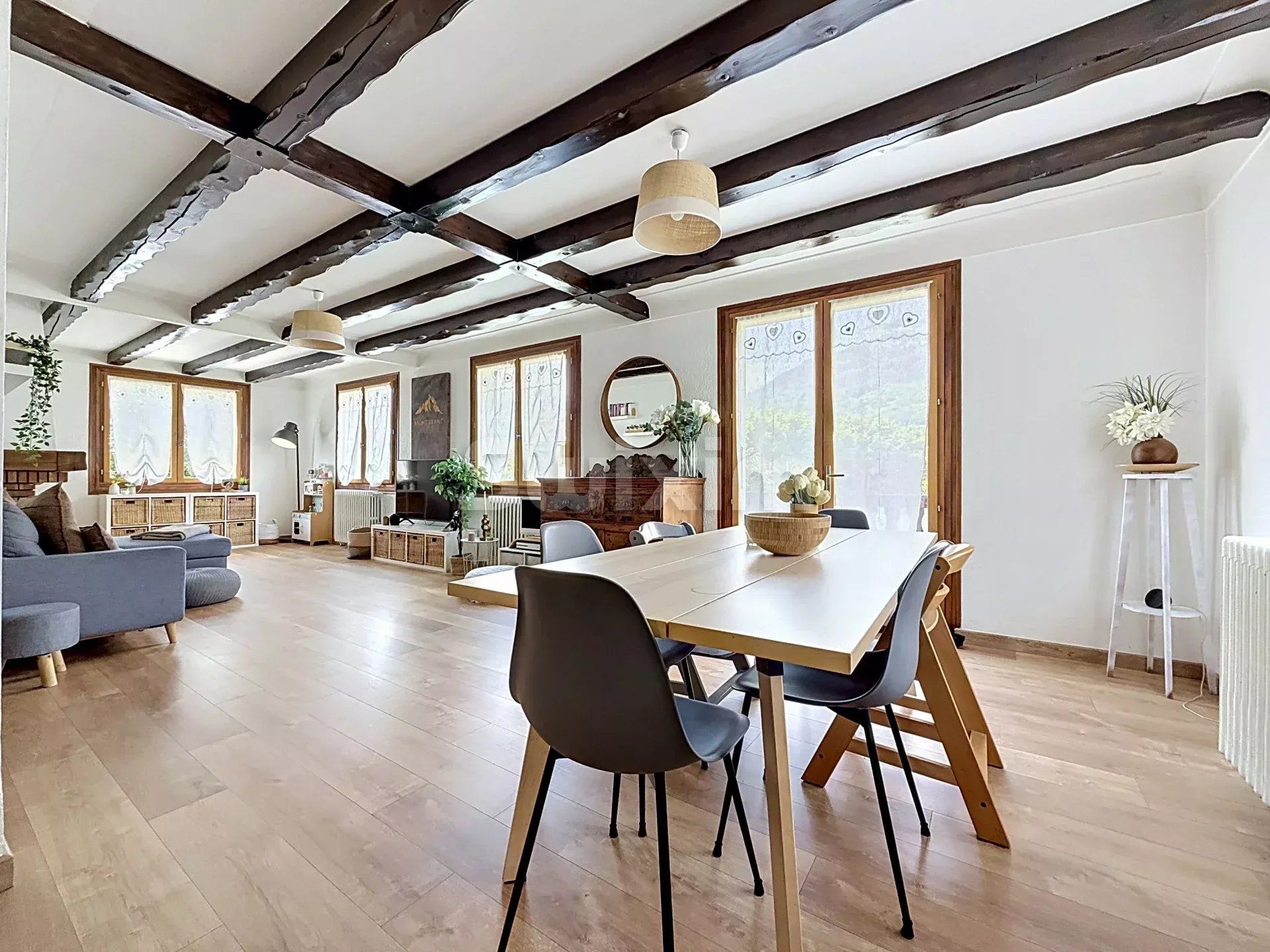 house 6 Rooms for sale on Passy (74190)