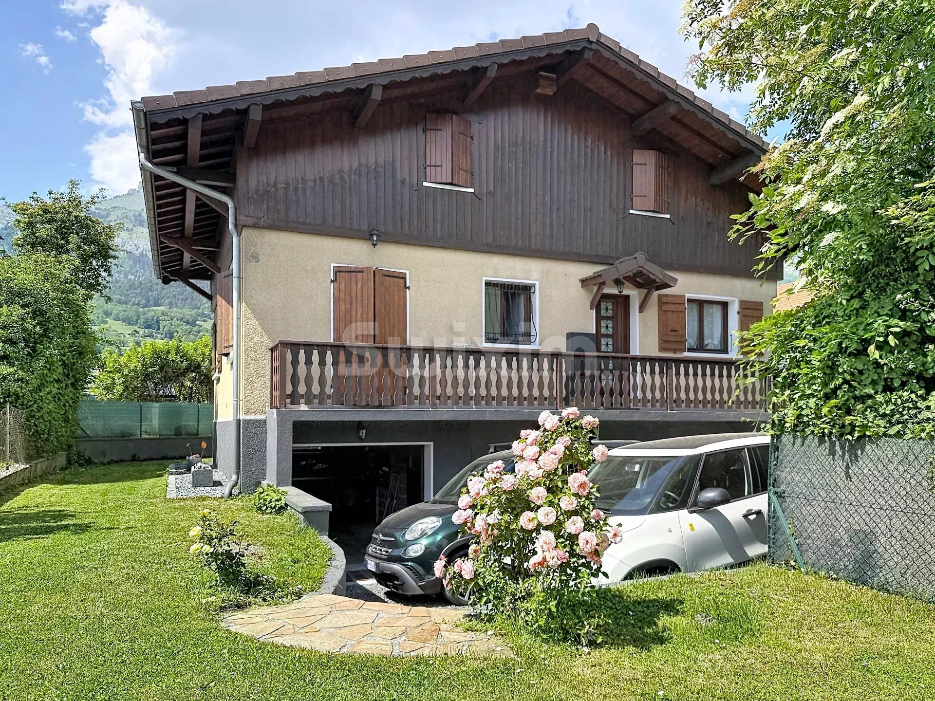 house 6 Rooms for sale on Passy (74190)
