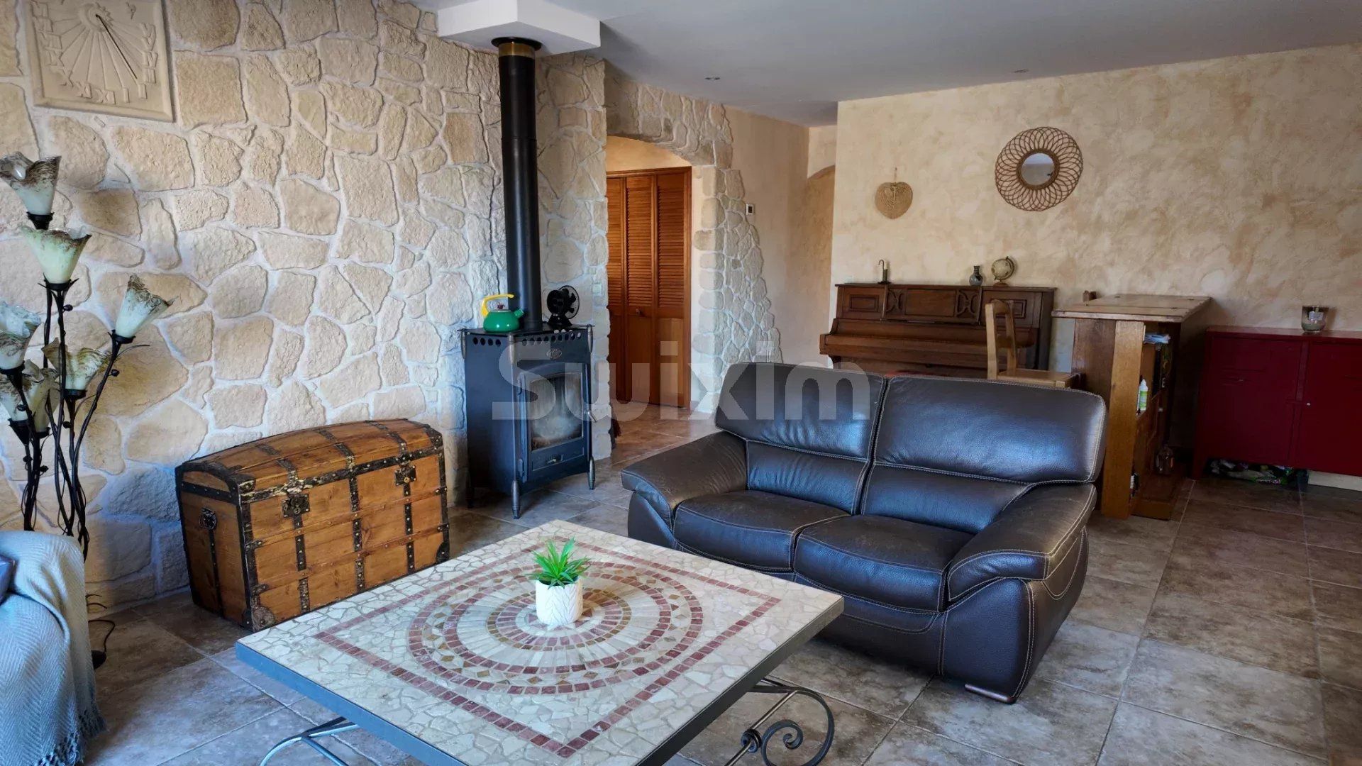 villa 4 Rooms for sale on Nîmes (30900)
