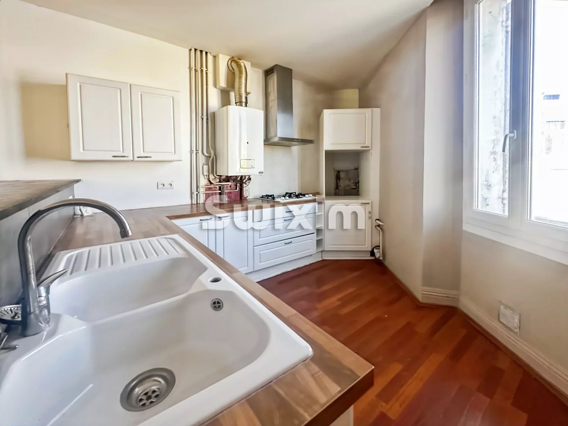 house 8 Rooms for sale on Orange (84100)