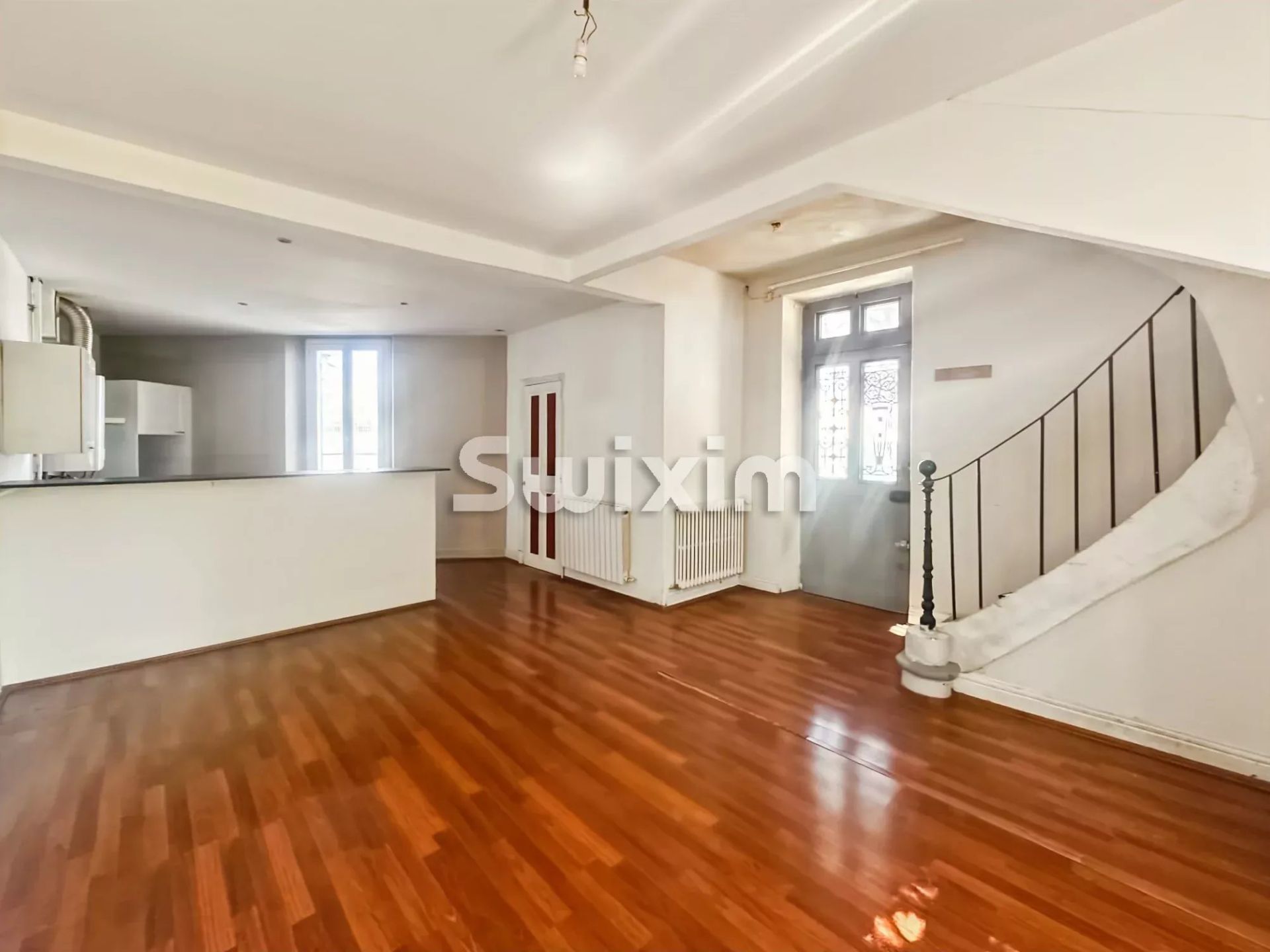 house 8 Rooms for sale on Orange (84100)