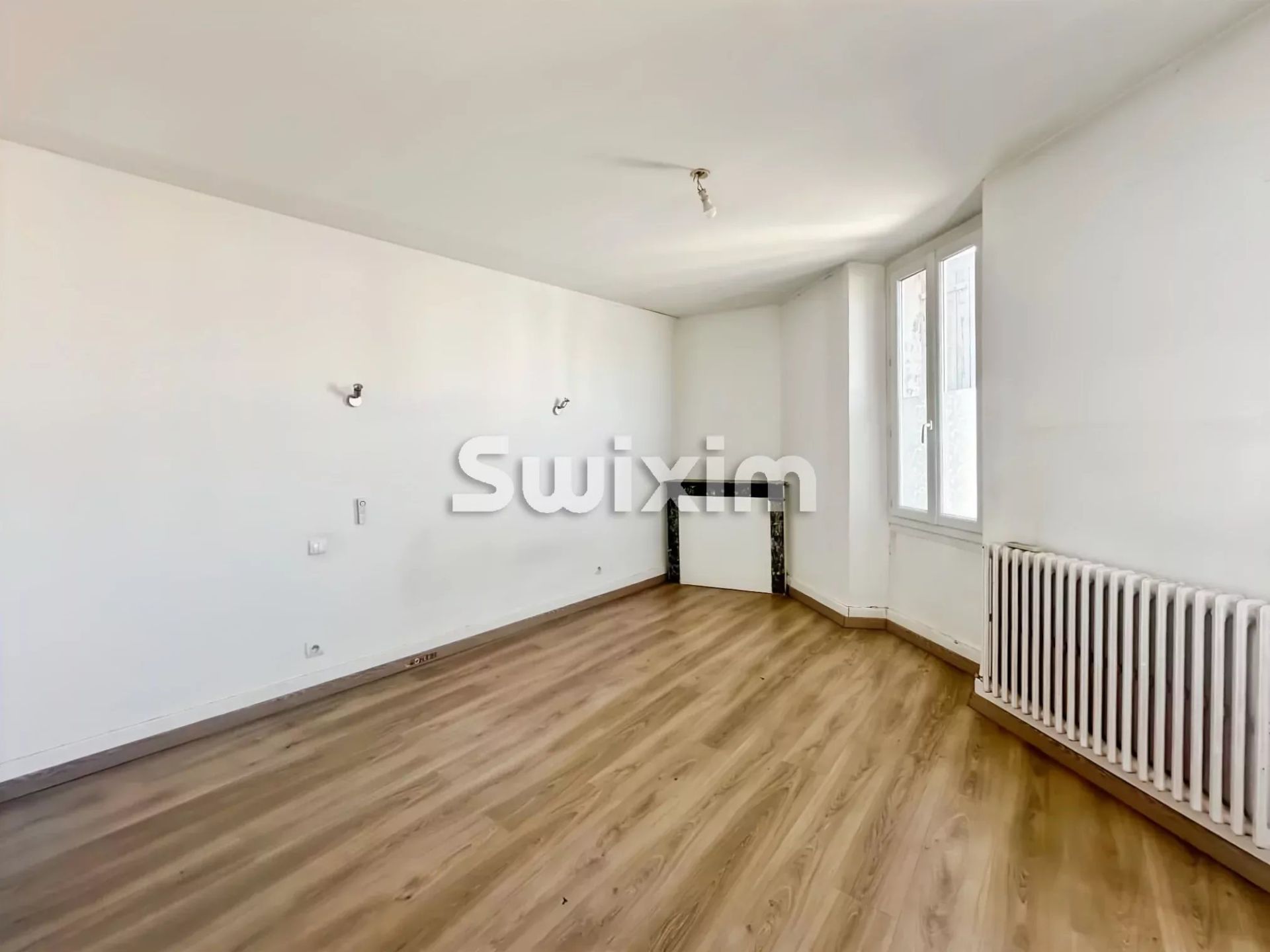 house 8 Rooms for sale on Orange (84100)