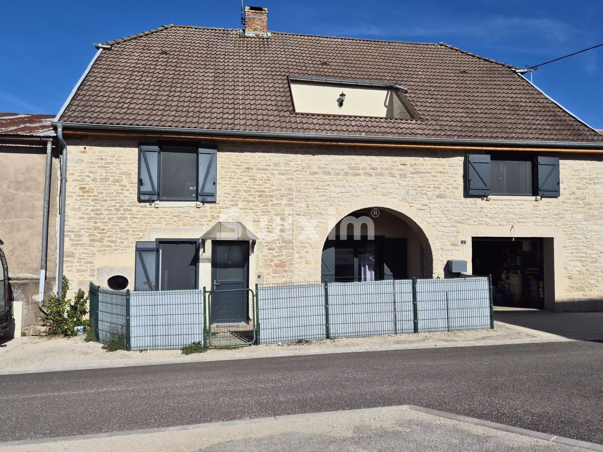 casa 7 Camere in vendita su Gy (70700)