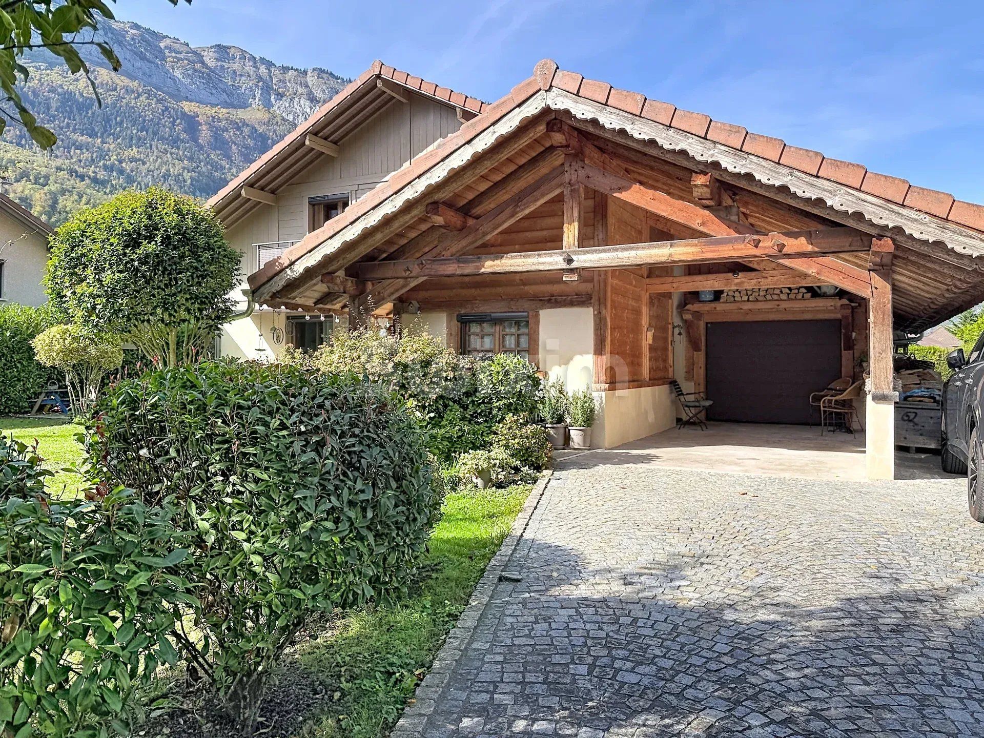 house 8 Rooms for sale on Sallanches (74700)