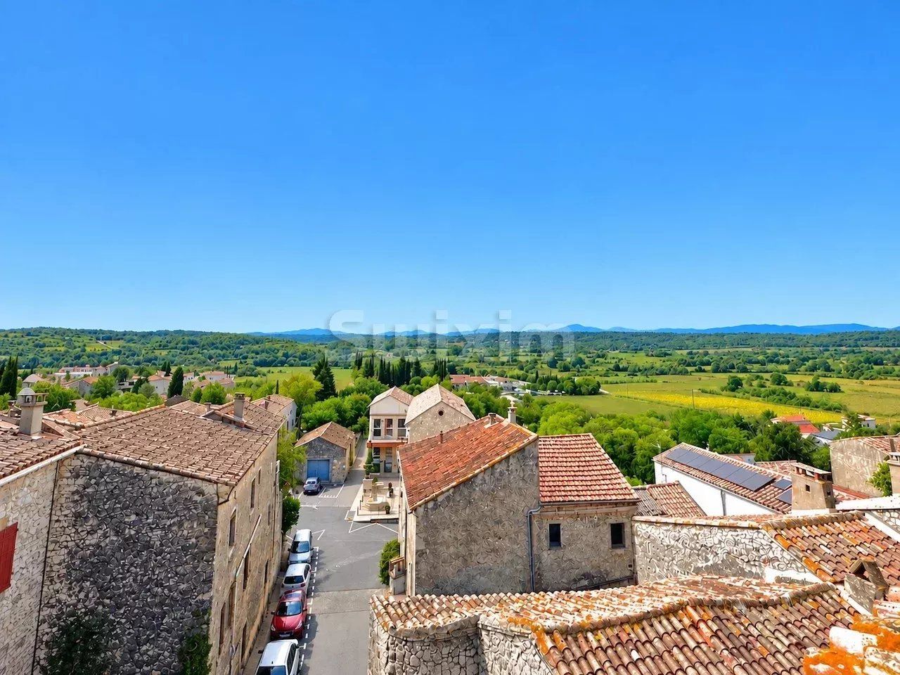 building 10 Rooms for sale on Uzès (30700)