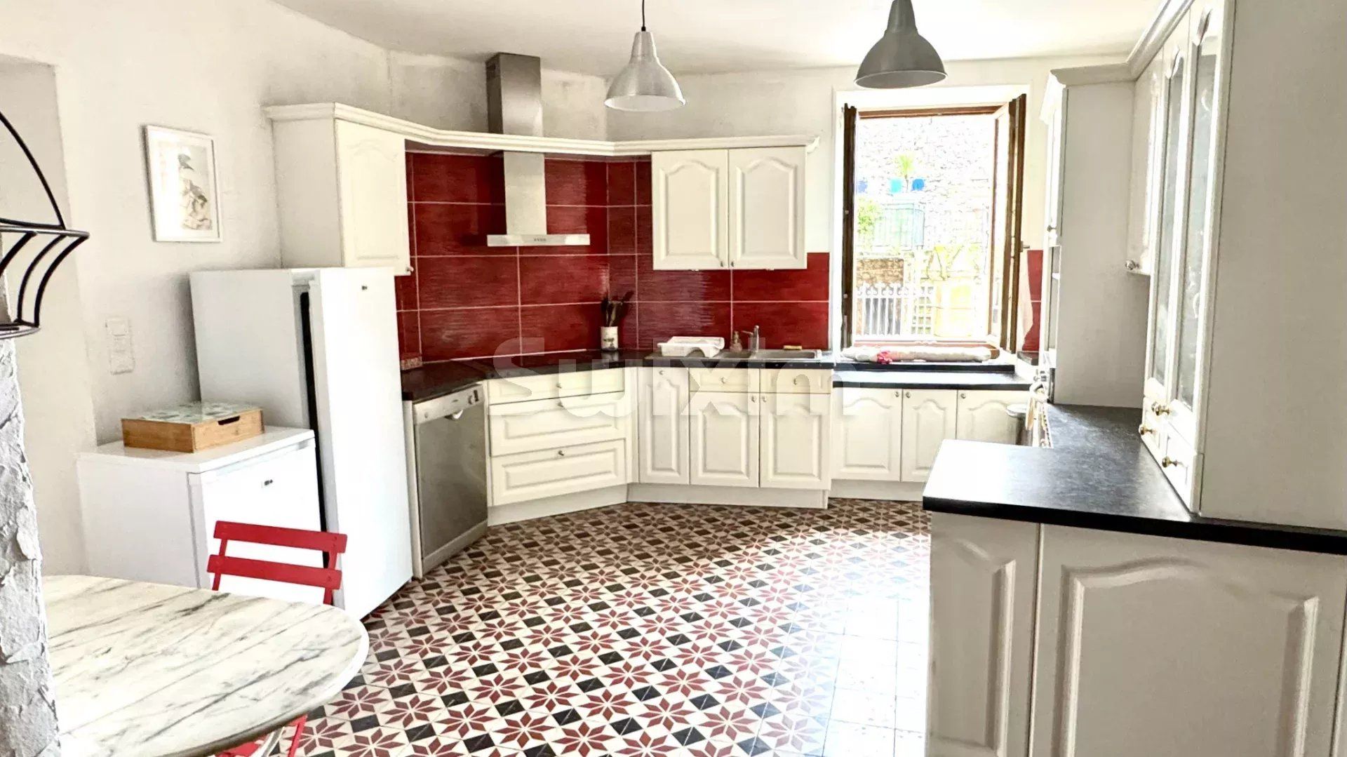 building 10 Rooms for sale on Uzès (30700)